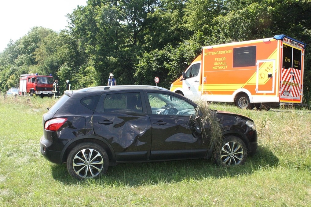 POL-HX: Unfall mit Personenschaden, Pkw kommt von Straße ab