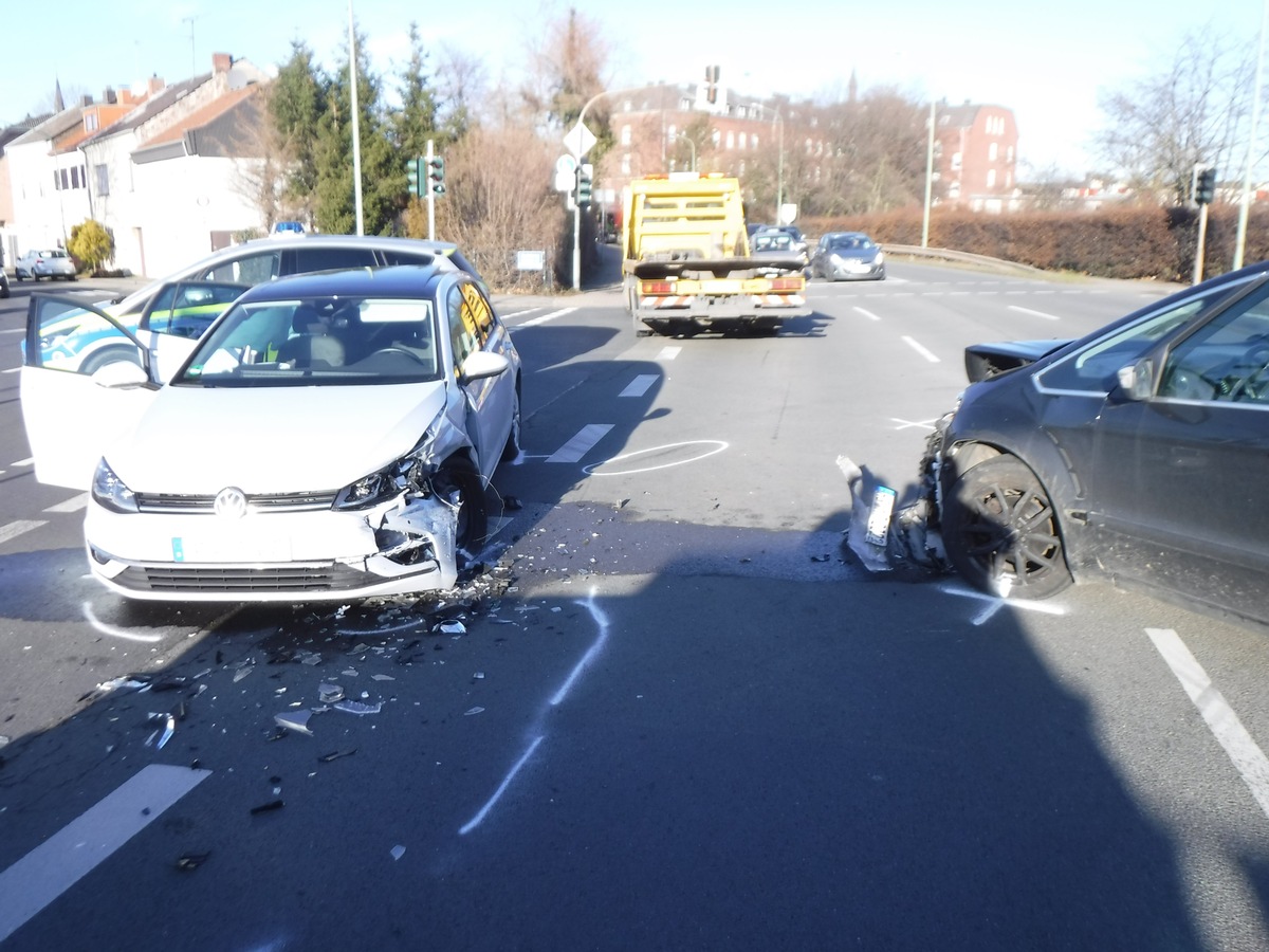 POL-DN: Verkehrsunfall mit einem Leichtverletzten und erheblichem Sachschaden