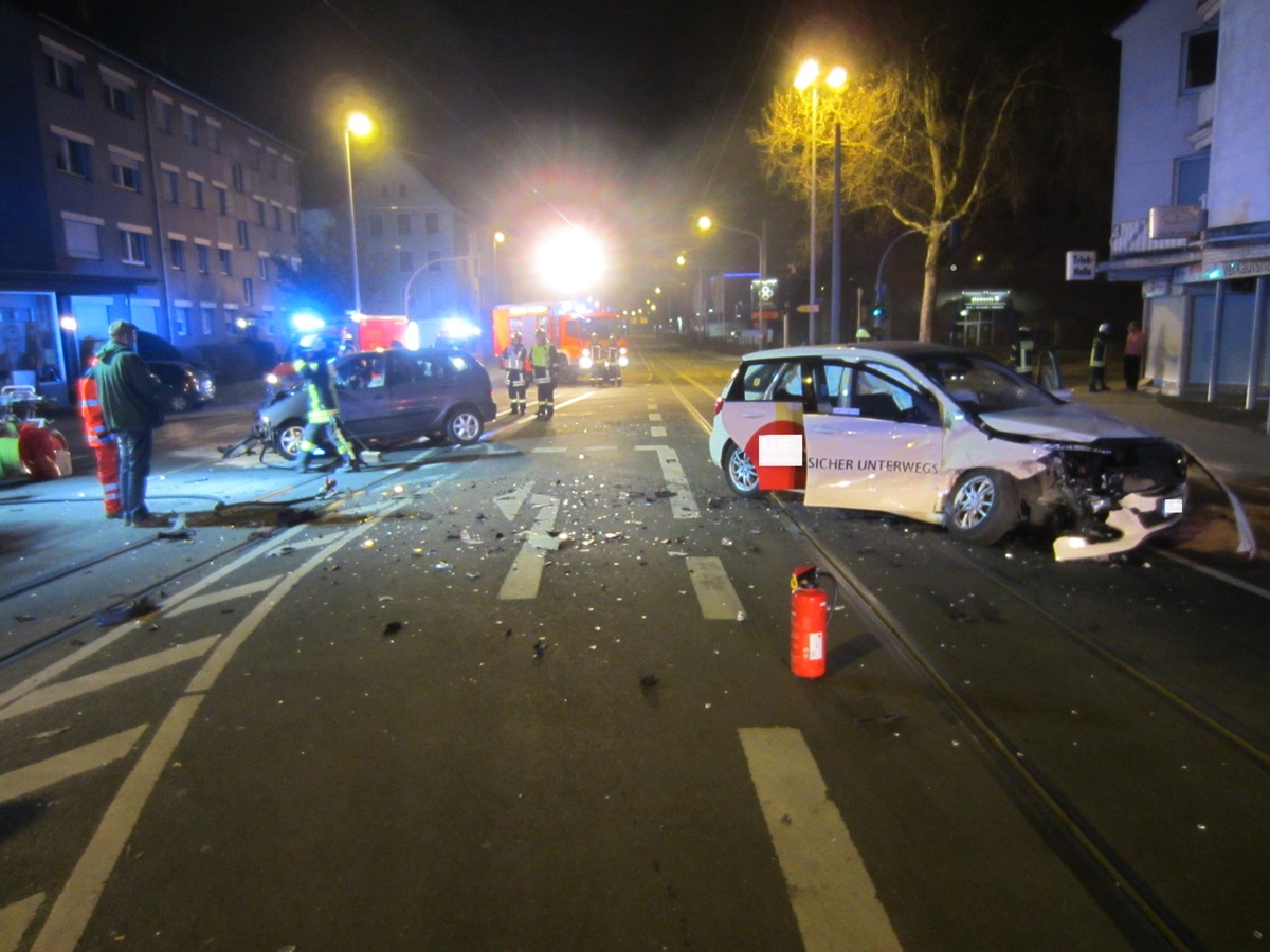 FW-MH: Schwerer Verkehrsunfall mit fünf  Personen - Vollsperrung Aktienstraße Kreuzung Sandstraße