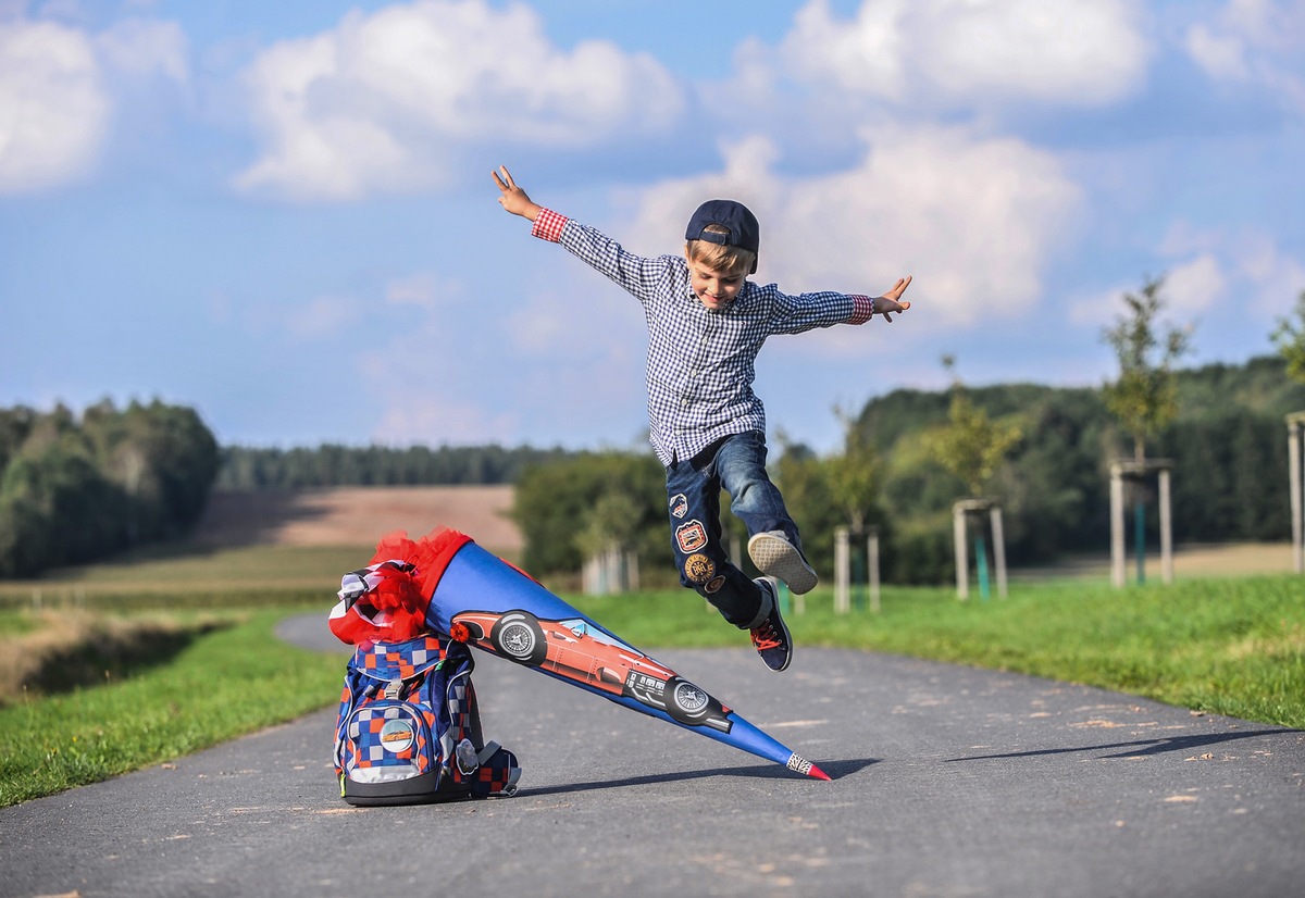 Ein Schulweg muss vor allem sicher sein / Haftungsprivileg für Kinder - Autofahrer müssen aufpassen: Fuß vom Gas