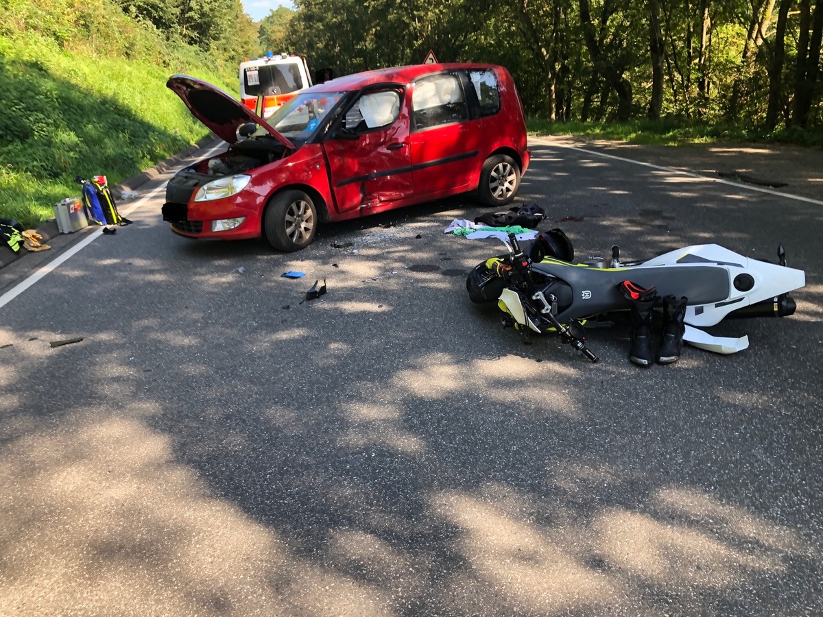 POL-PDKL: Schwerer Verkehrsunfall zwischen PKW und Motorradfahrer