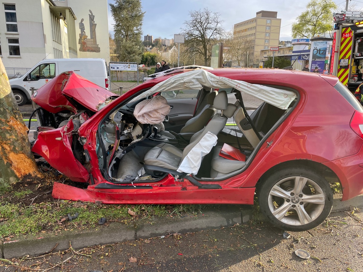 POL-SBR-STADT: Verkehrsunfall mit eingeklemmter Person und anschließender Behinderung der Rettungskräfte durch Schaulustige und Angehörige