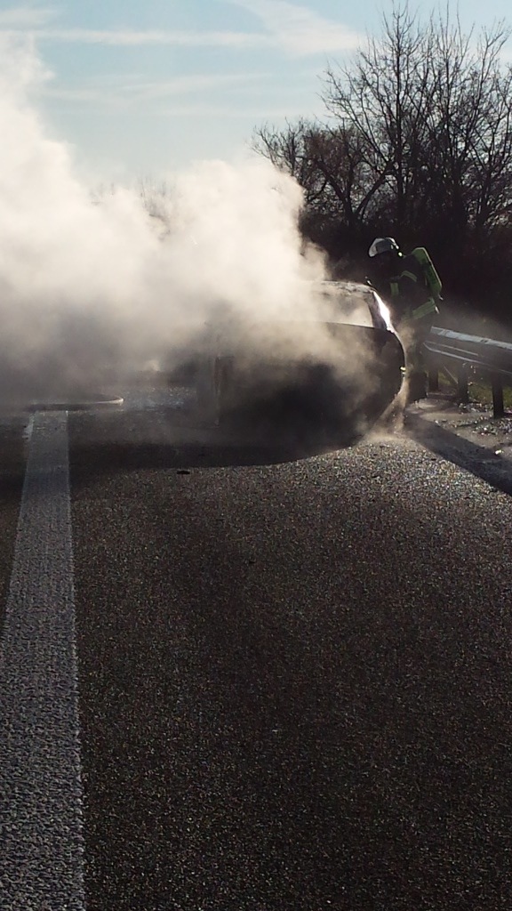 POL-PDNW: Fahrzeugbrand auf der A61 - Vollsperrung