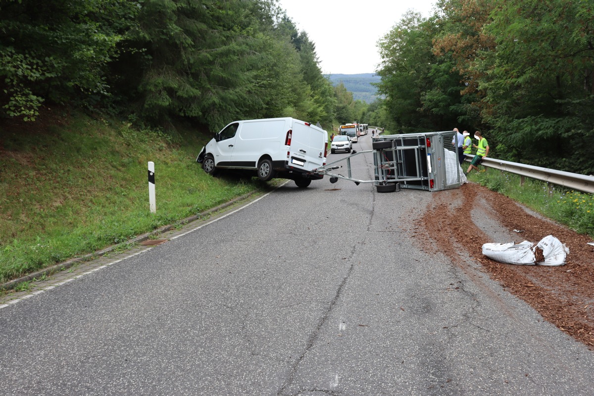 POL-PDWIL: Anhänger mit Rindenmulsch kippt um und blockiert die Straße