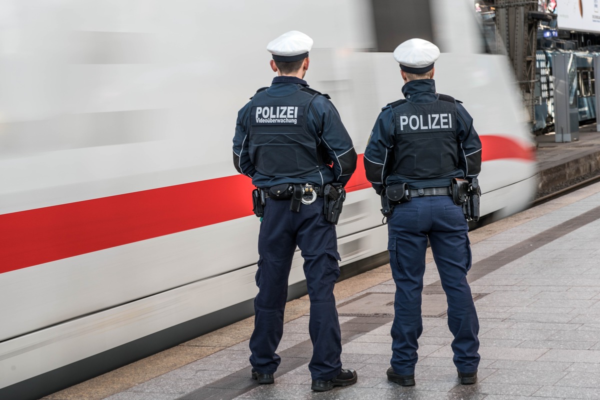 BPOL-HH: 135 Tage Freiheitsstrafe: Fehlender Fahrschein im ICE wird per Haftbefehl gesuchten Mann zum Verhängnis- Festnahme durch Bundespolizei-