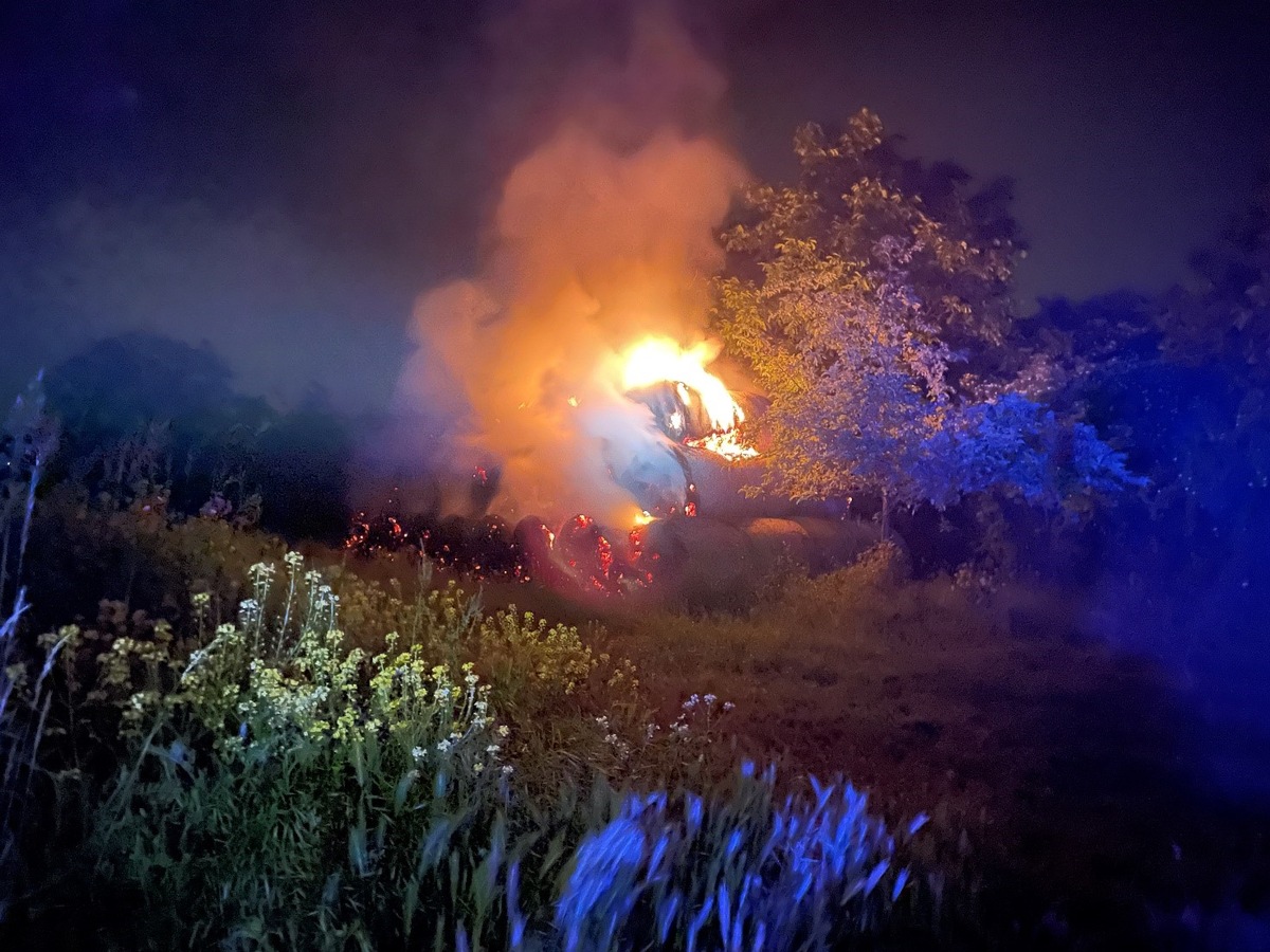 POL-PIING: Brand von gestapelten Strohballen in der Gemarkung Westerberg