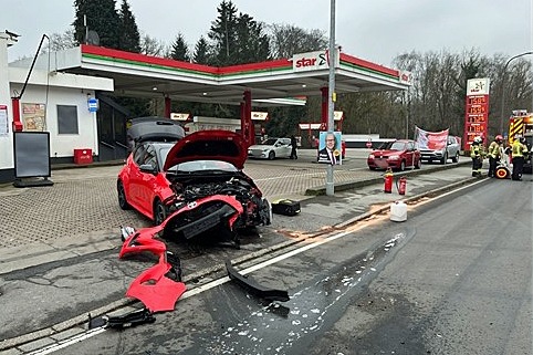 POL-ME: Beim Einfahren in den fließenden Verkehr verunfallt - Wülfrath - 2502056