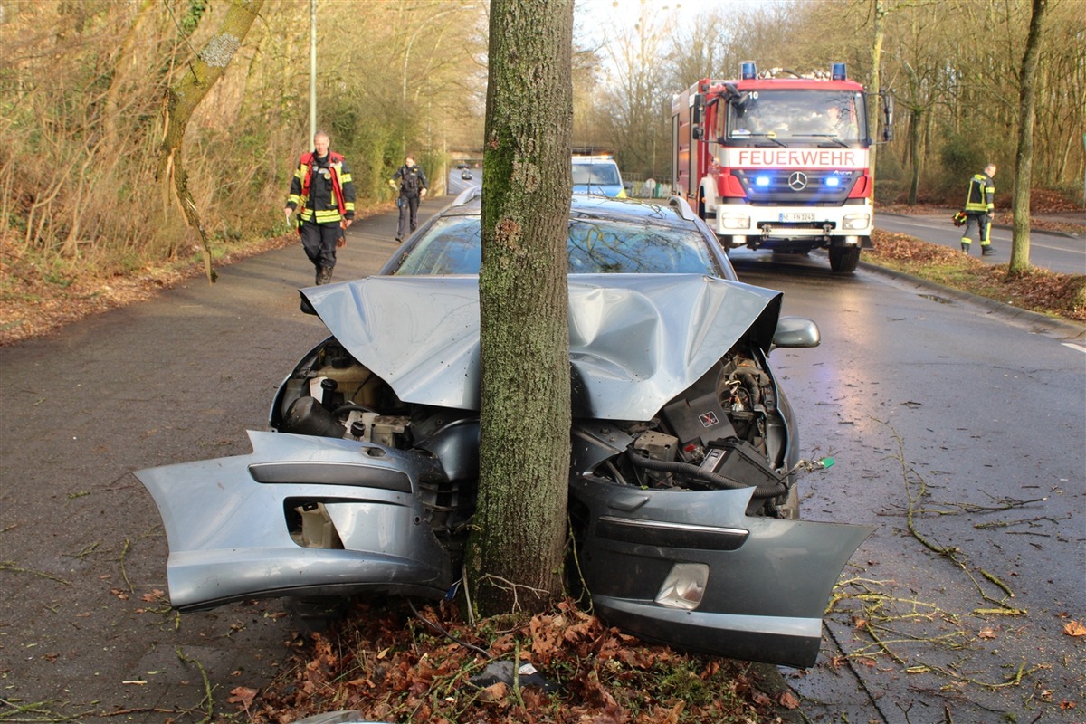 POL-NE: Alkoholisierter Autofahrer kollidiert frontal mit Baum