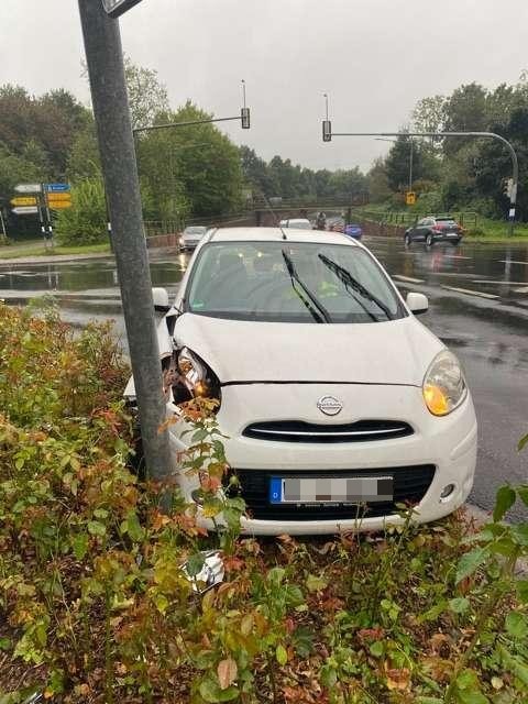 POL-STD: Buxtehude: Unfall nach Überholmanöver - Polizei sucht Zeugen