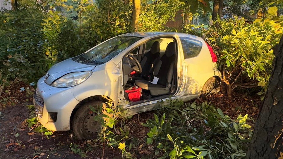 FW-OLL: Verkehrsunfall auf der Glaner Straße - Feuerwehr und Rettungsdienst retten Fahrer