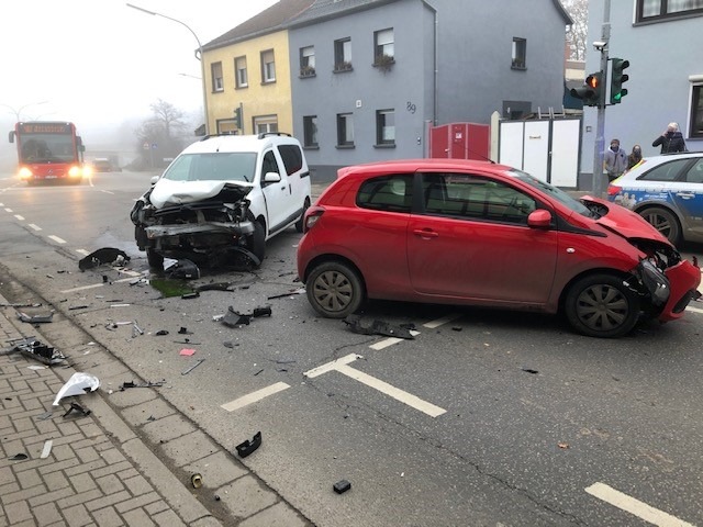 POL-PDWO: Verkehrsunfall in der Speyerer Straße in Worms mit einer leicht verletzten Person