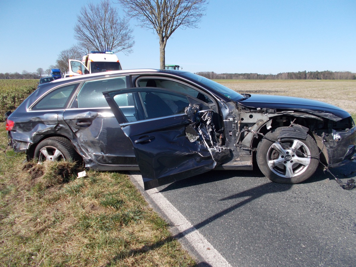 POL-CE: Hermannsburg/Oldendorf - Unfall zwischen Trecker und Pkw endet am Straßenbaum - Eine Person leicht verletzt