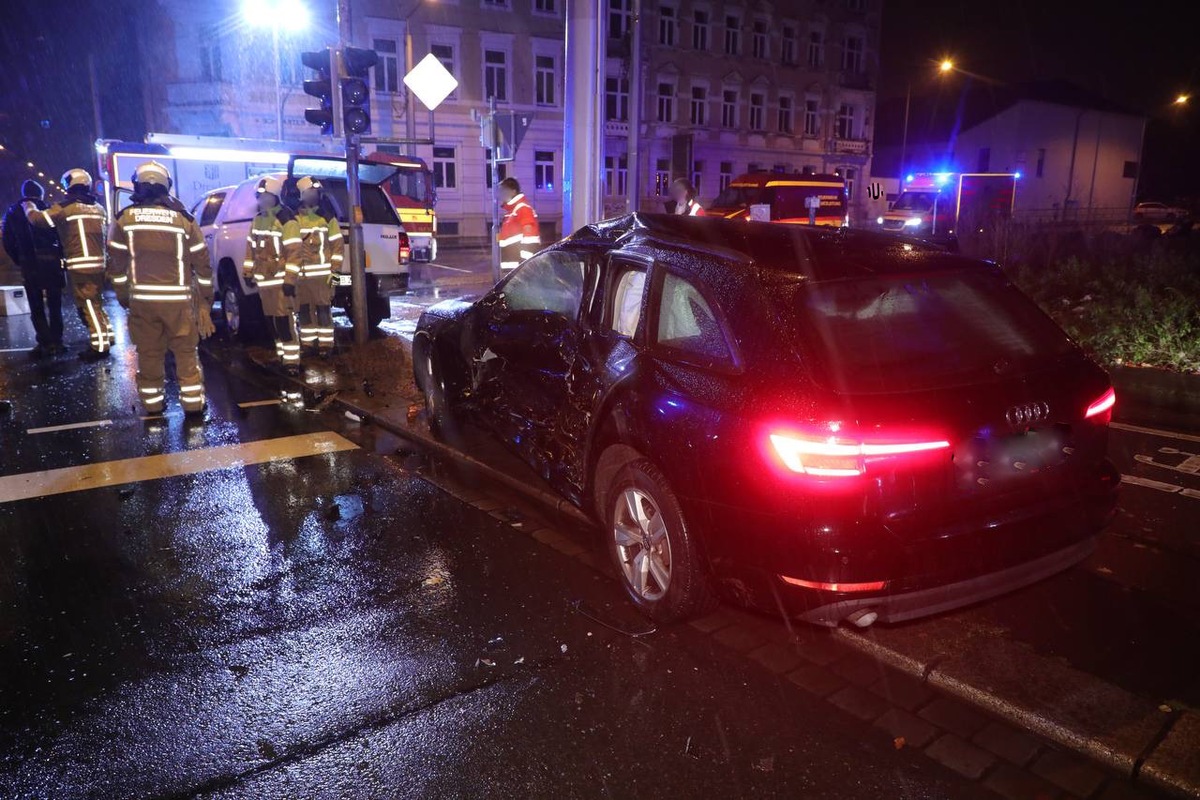 FW Dresden: Schwerer Verkehrsunfall mit mehreren Verletzten