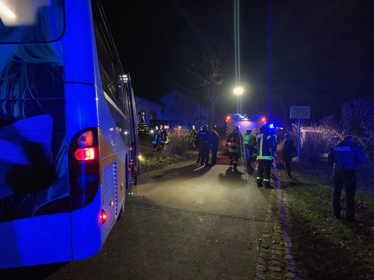 FW Borgentreich: Unfall mir einem Linenbus. Durch den Unfall wurde niemand verletzt. Alle beteiligten hatten großes Glück.