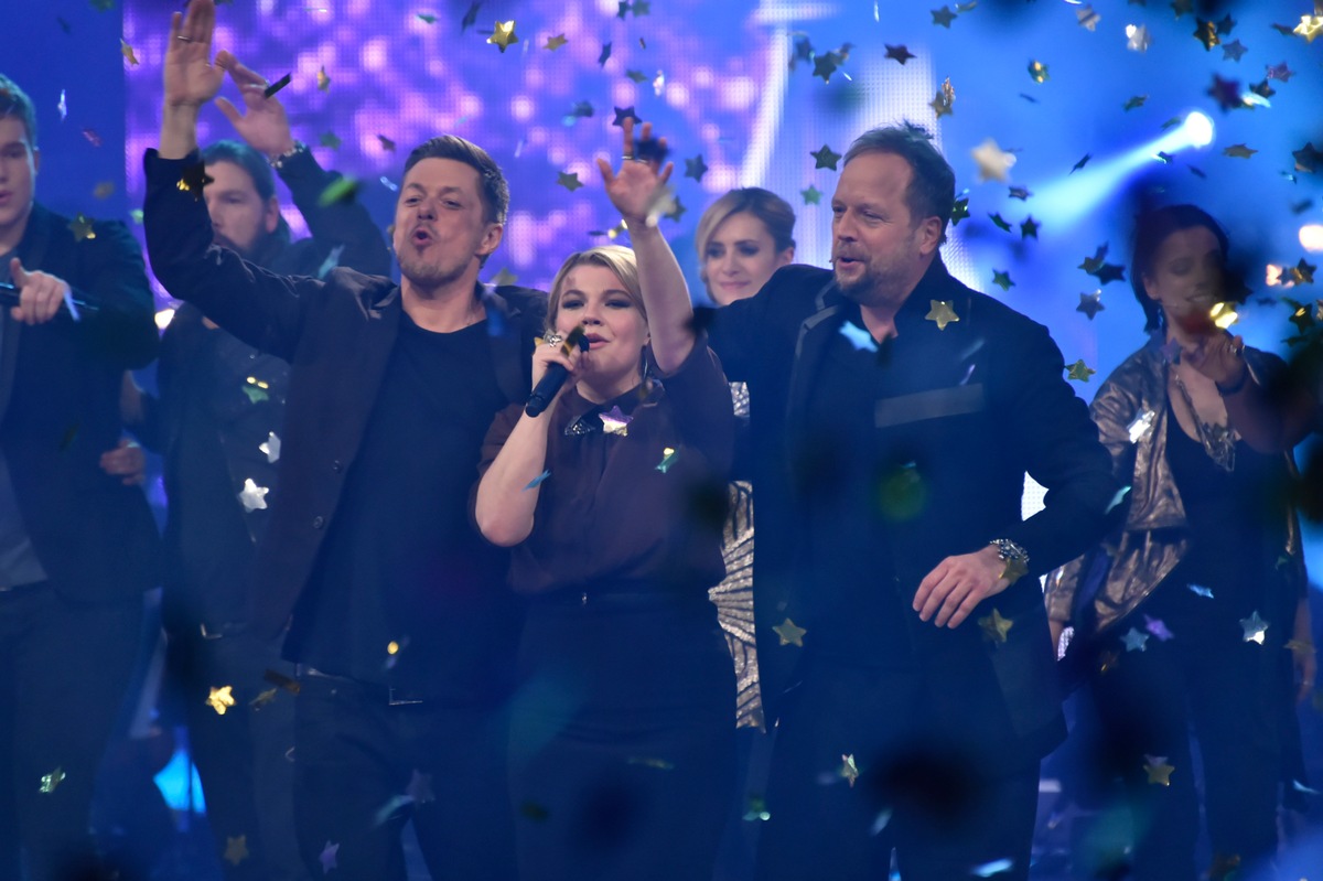 Strahlende Siegerin! Charley Ann Schmutzler ist &quot;The Voice of Germany&quot; 2014 / Tagessieg für das Finale der Musikshow in SAT.1 / Single &quot;Blue Heart&quot; auf Platz 1 (FOTO)