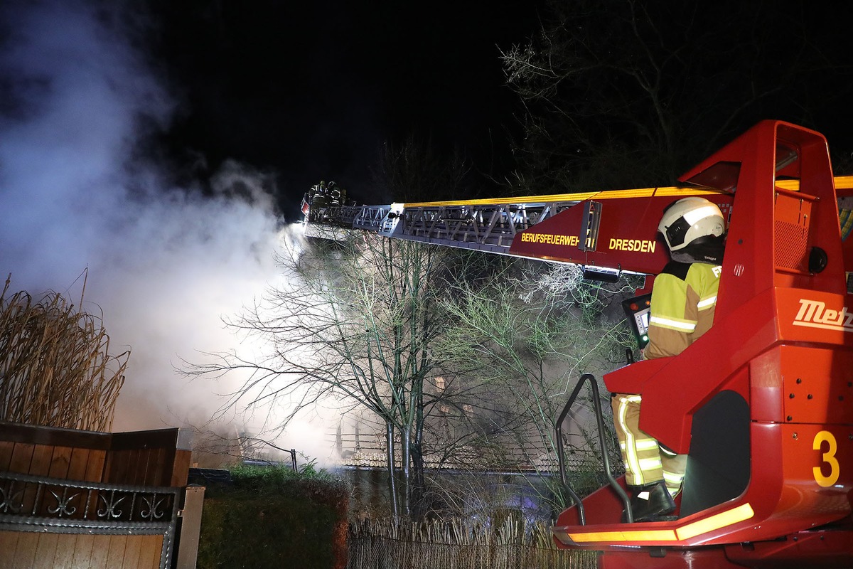 FW Dresden: Brand einer Scheune in der Karpatenstraße - Übergreifen auf Wohnhaus wurde verhindert