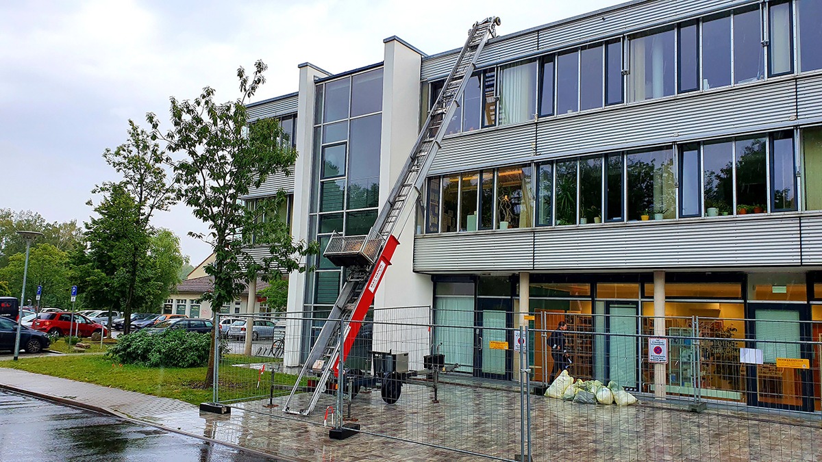 Sichere Beförderung von Baumaterial in hohe Arbeitsbereiche