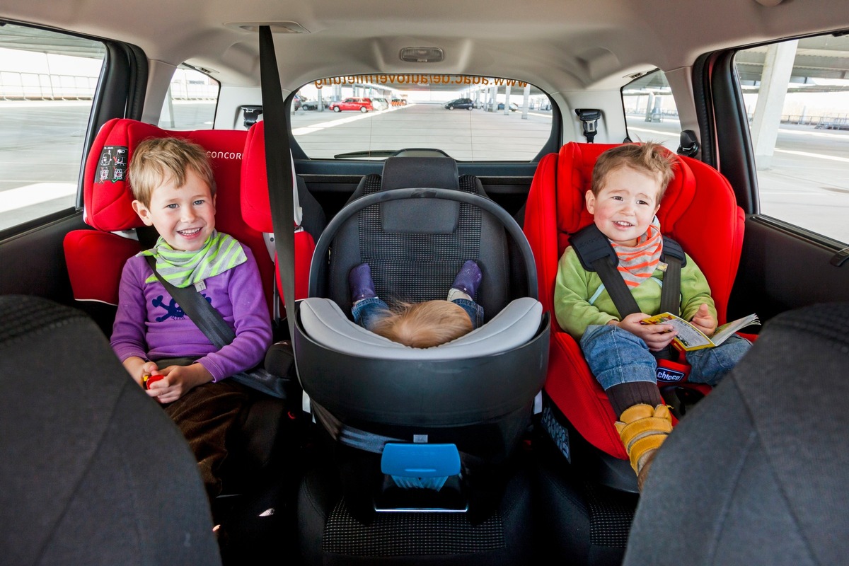 Dicke Jacke im Auto ausziehen - Sicherheit geht vor: ADAC gibt Tipps zum  Anschnallen