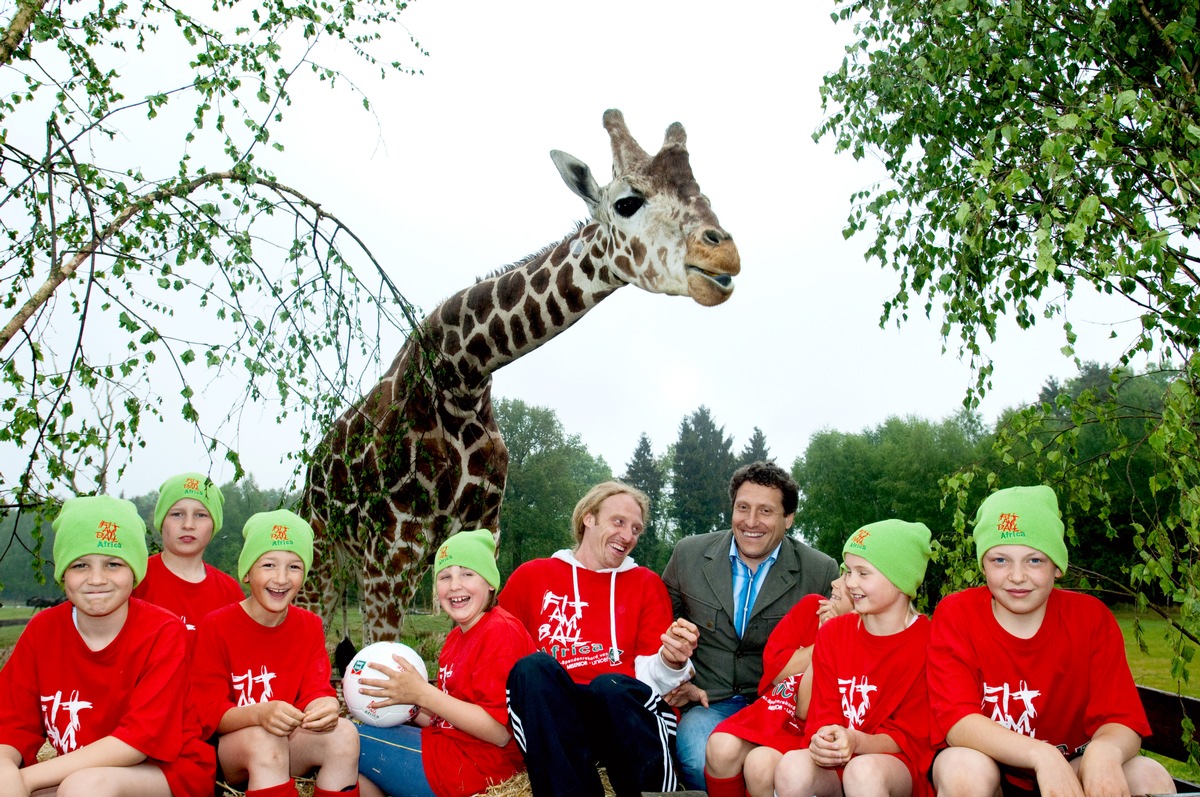 Freier Eintritt für alle Schulen und Kinder bis 12 Jahre / &quot;Fit am Ball Africa&quot;: Spektakuläres WM-Projekt im Serengeti Park Hodenhagen