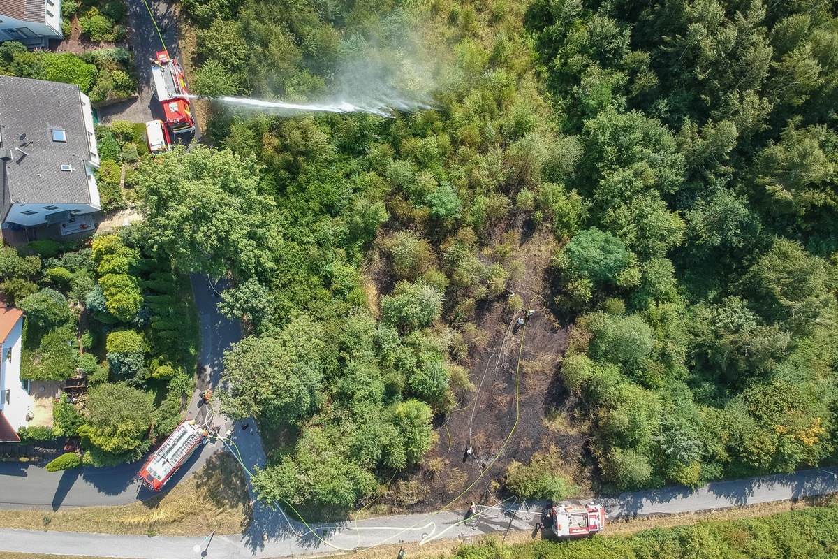 FW Menden: 1200m² Wald brannten an der Eupener Straße