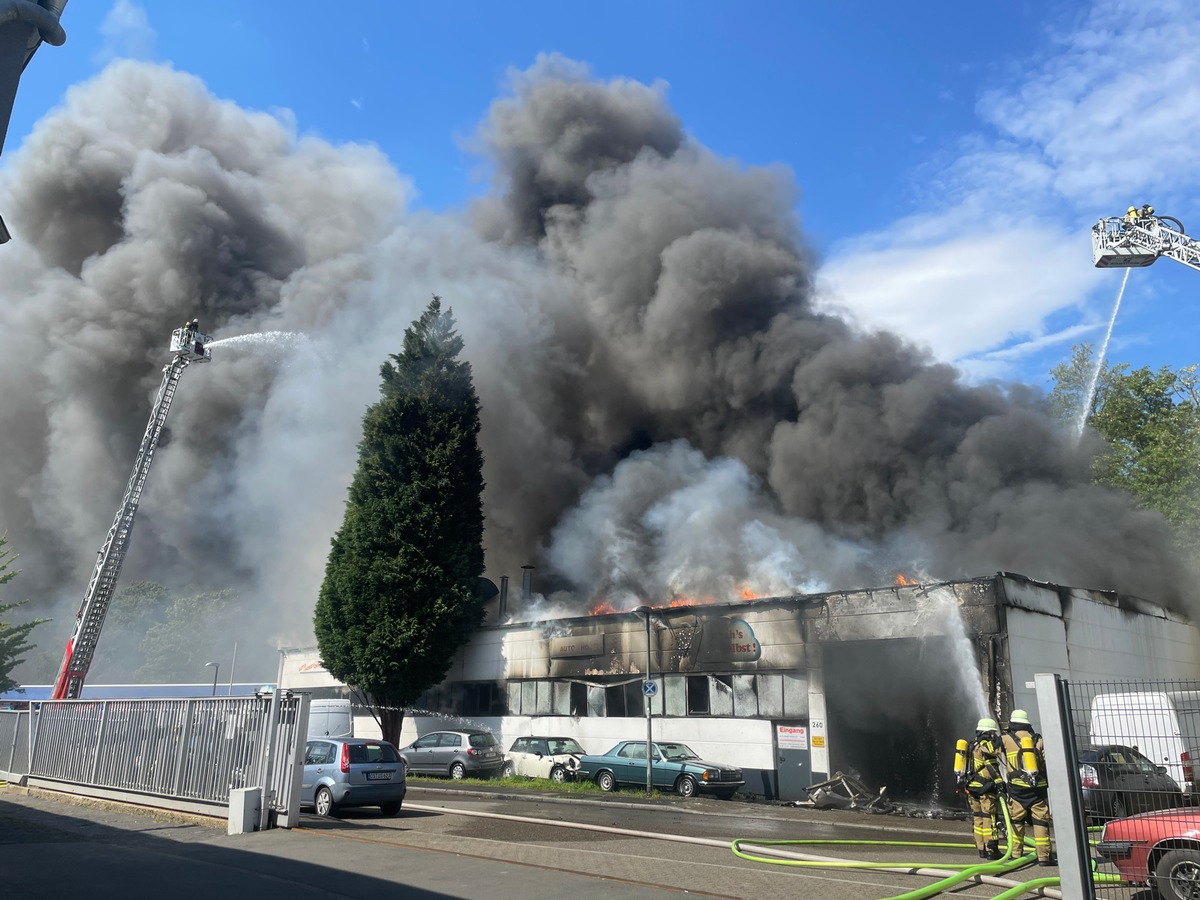 FW-E: Große Rauchwolke über Essen - Feuer in Kfz-Werkstatt führt zu Explosionen und NINA-Warnung