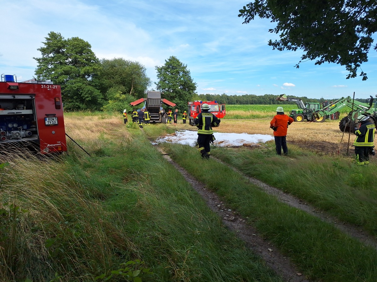 FW-ROW: ++Person aus Aufzug befreit ++ Brennt Rundballen in Strohpresse++