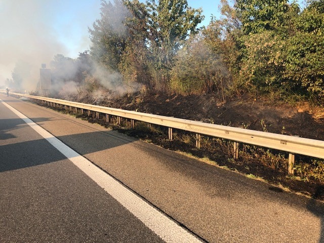 POL-PDLD: Flächenbrand nach Reifenpanne