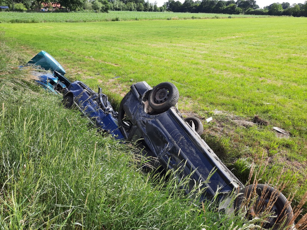 FW-RD: LKW verliert 5 PKW von Ladefläche (Friedrichsholm, Kreis Rendsburg-Eckernförde)