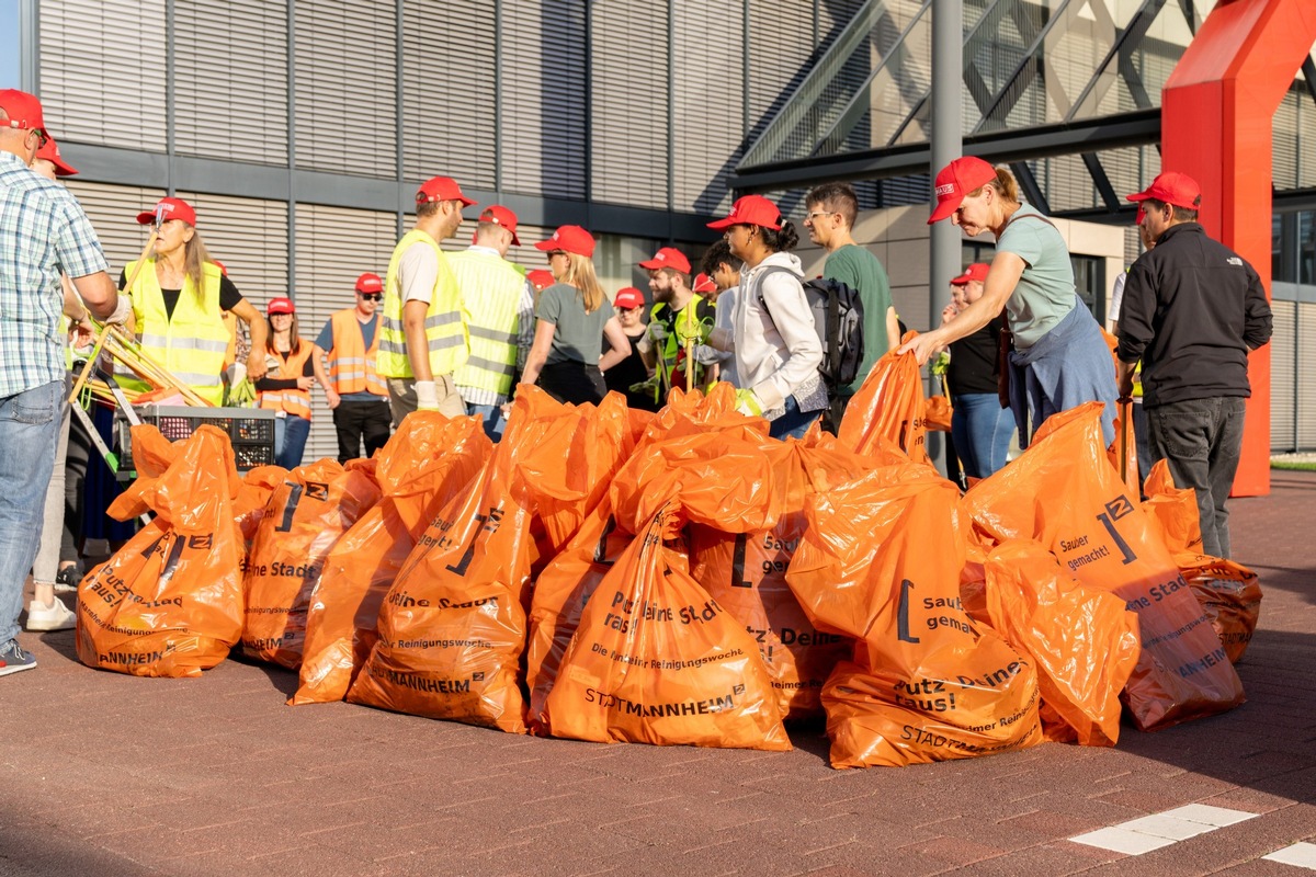 World Clean Up Day 2023: BAUHAUS nimmt bundesweit an Müllsammelaktion teil