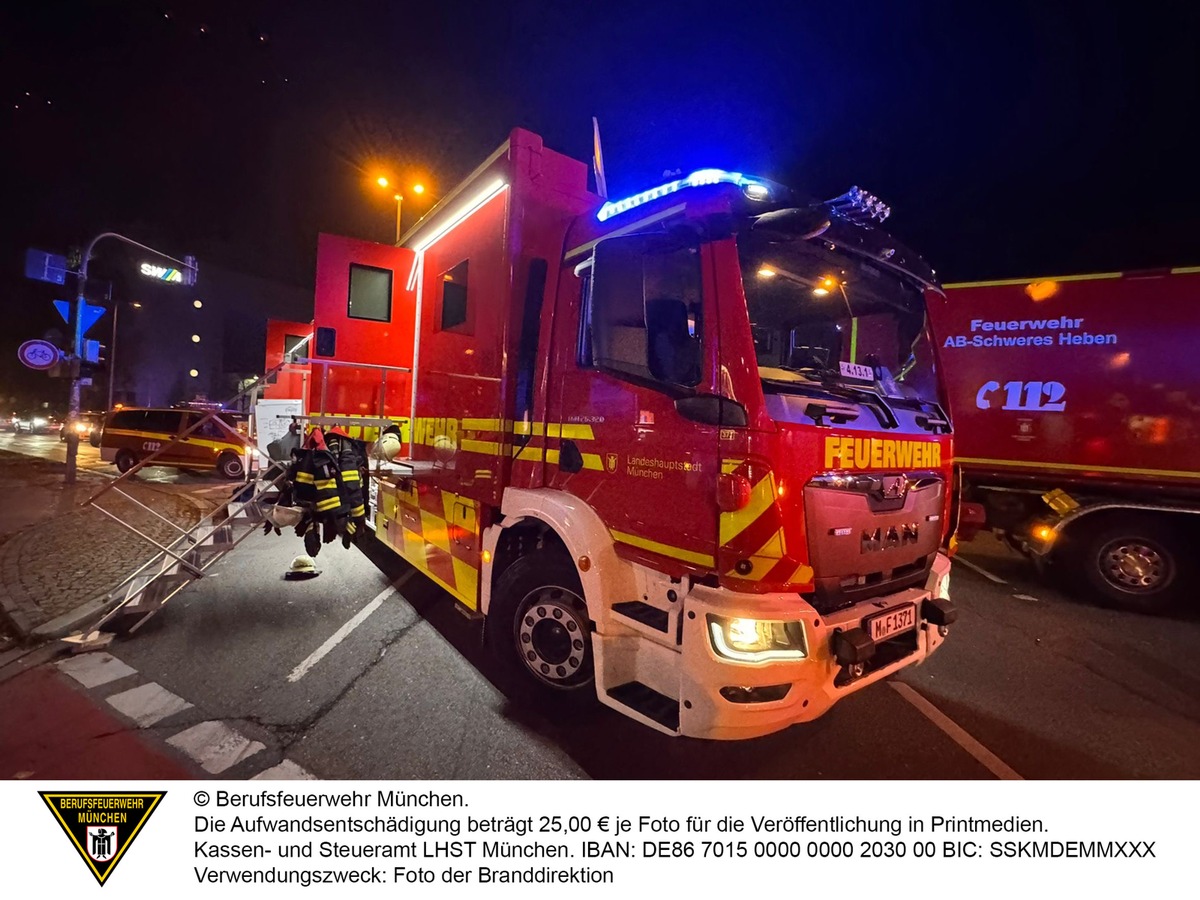 FW-M: Aufwendige Löscharbeiten bei Dachstuhlbrand (Sendling)