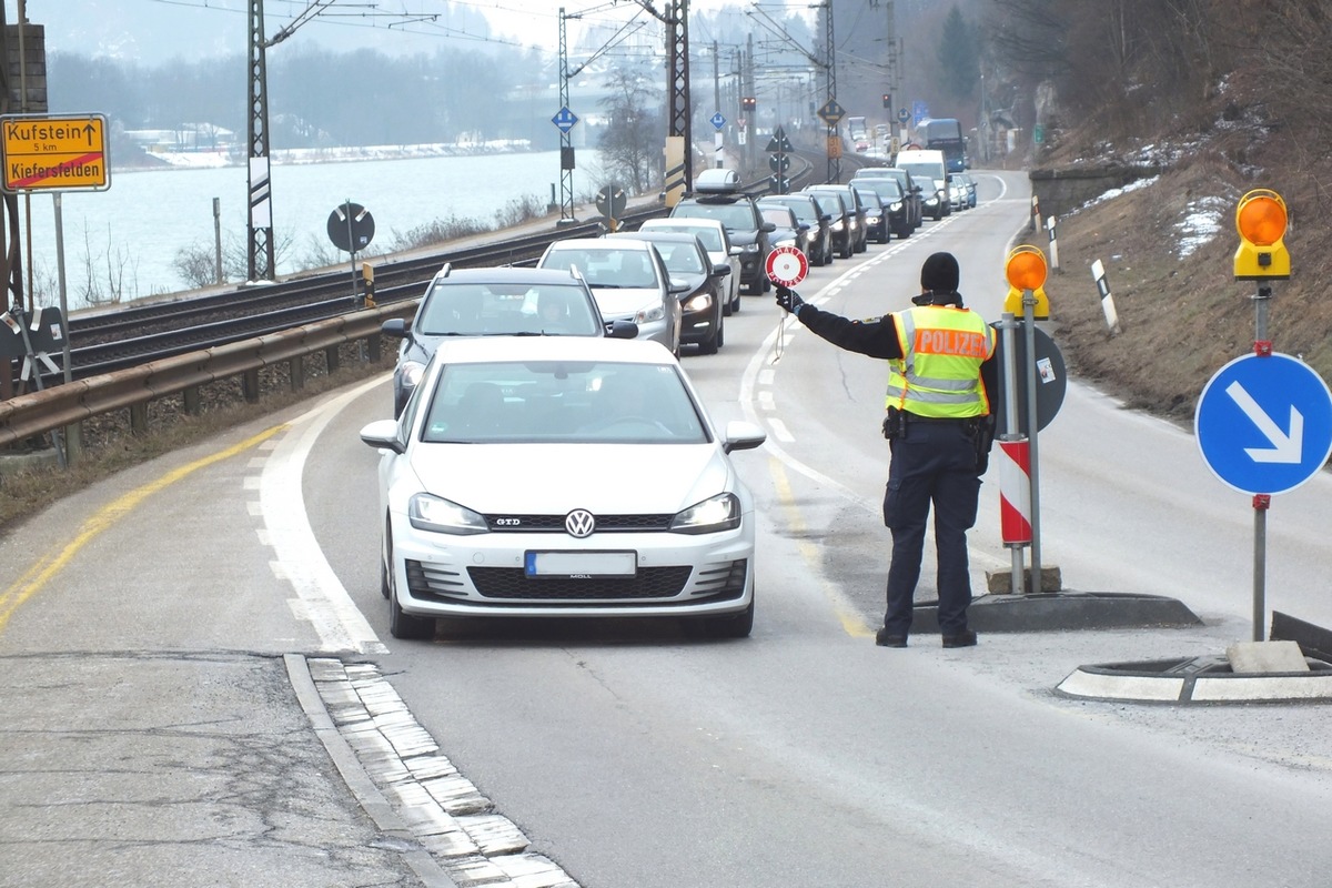 Bundespolizeidirektion München: Mehrere gefälschte Papiere entlarvt - Bundespolizei nimmt auf Autobahnen und Staatsstraße mutmaßliche Urkundenfälscher fest