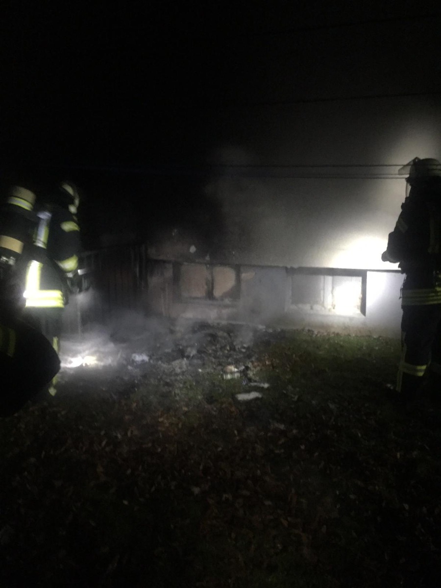 FW Lügde: Mülltonnenbrand am Gebäude