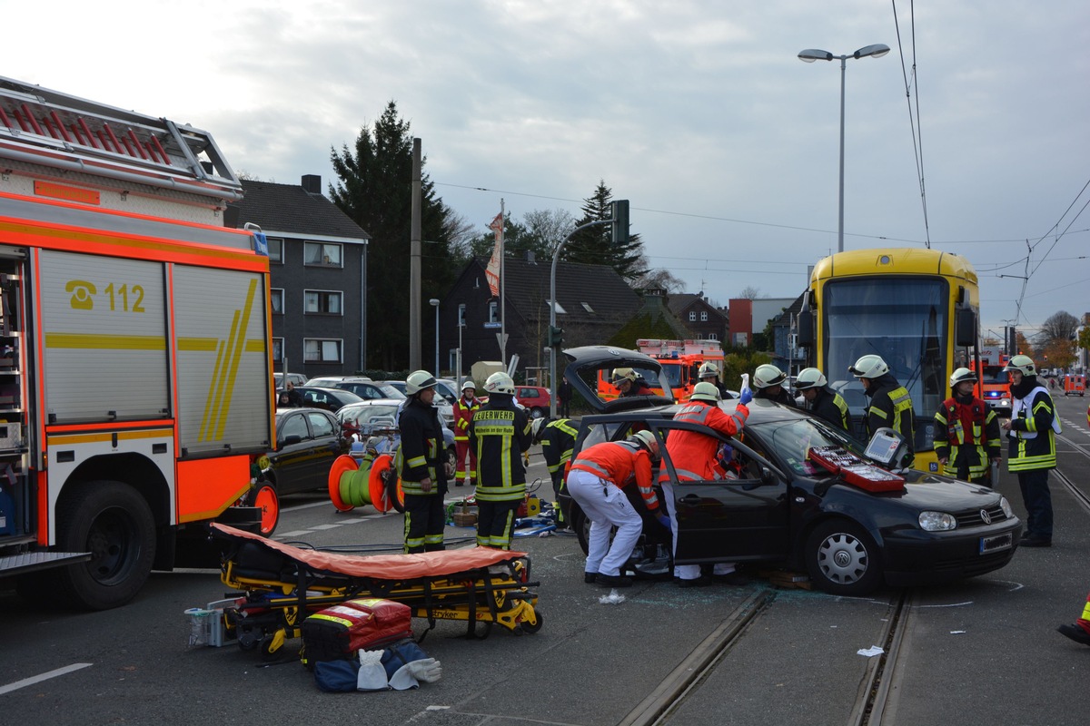 FW-MH: Schwerer Verkehrsunfall zwischen Straßenbahn und PKW - Eine Person eingeklemmt.