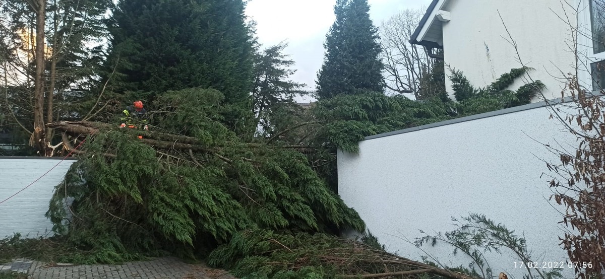 FW-EN: Photovoltaikanlage droht vom Dach zu fallen