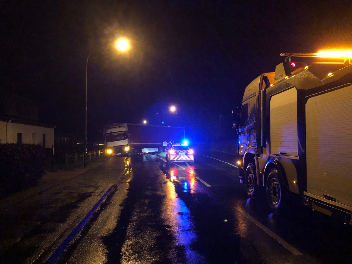 POL-PDWIL: Festgefahrener LKW muss geborgen werden