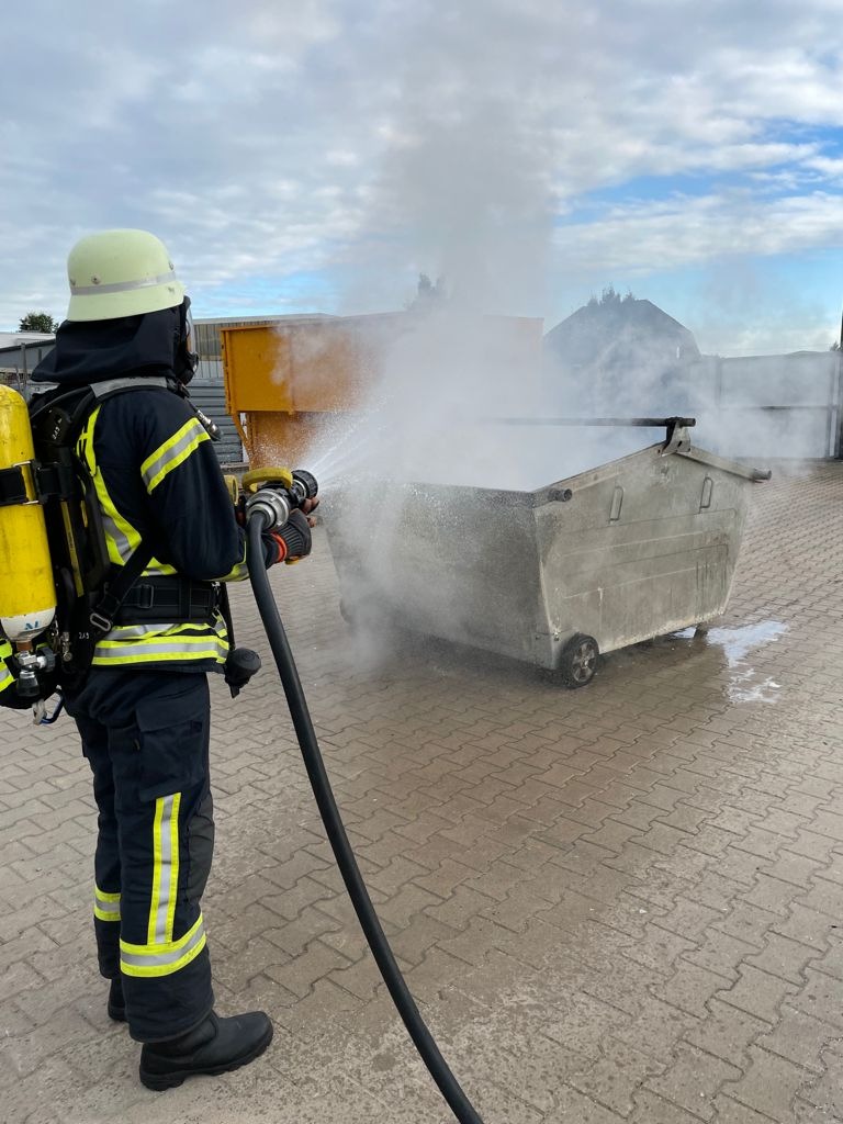 FW-Schermbeck: Brennender Müllcontainer in Schermbeck