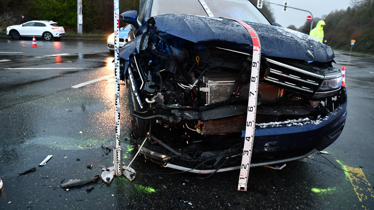 POL-BO: Bochum / Verkehrsunfallflucht Harpener Hellweg: SUV-Fahrer steigt aus und rennt davon - Zeugen gesucht!