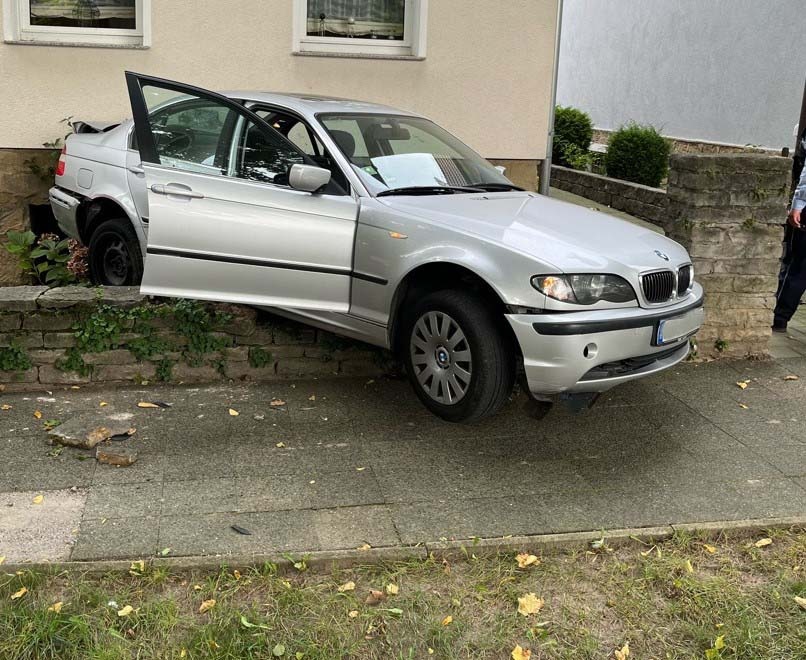 POL-LIP: Bad Salzuflen. Vorwärts- mit Rückwärtsgang verwechselt - Wagen prallt gegen Hauswand.