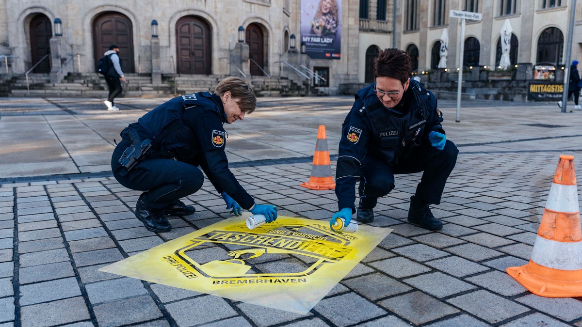 POL-Bremerhaven: Prävention von Taschendiebstählen: Besondere Sprüh-Aktion der Polizei auf dem Weihnachtsmarkt