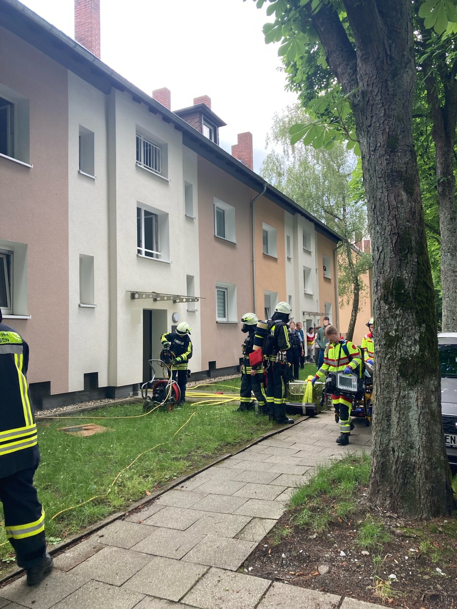 FW-EN: Zwei nahezu gleichzeitig gemeldete Brände in Wohnhäusern beschäftigten die Hattinger Feuerwehr