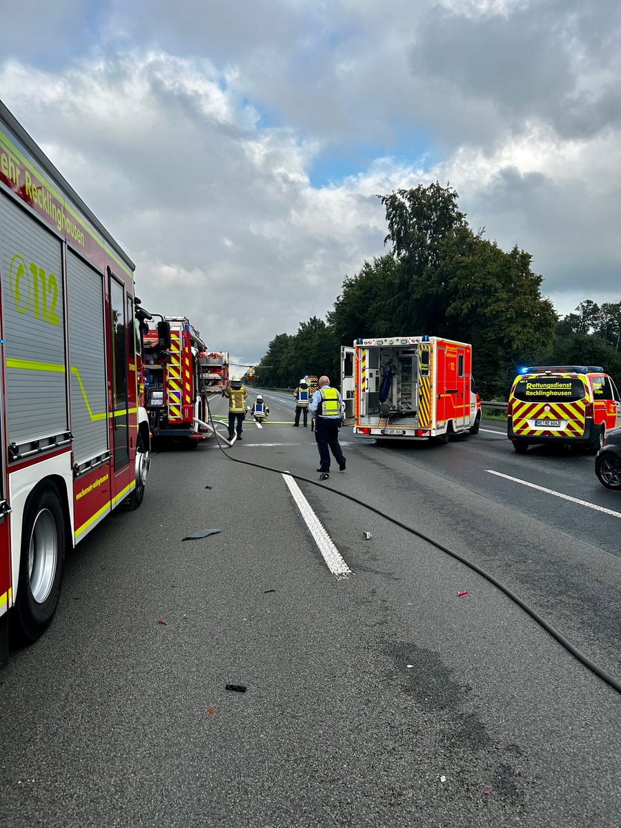 FW-RE: Verkehrsunfall auf der Bundesautobahn 2 mit Beteiligung von zwei LKW - vier, zum Teil, schwer Verletzte