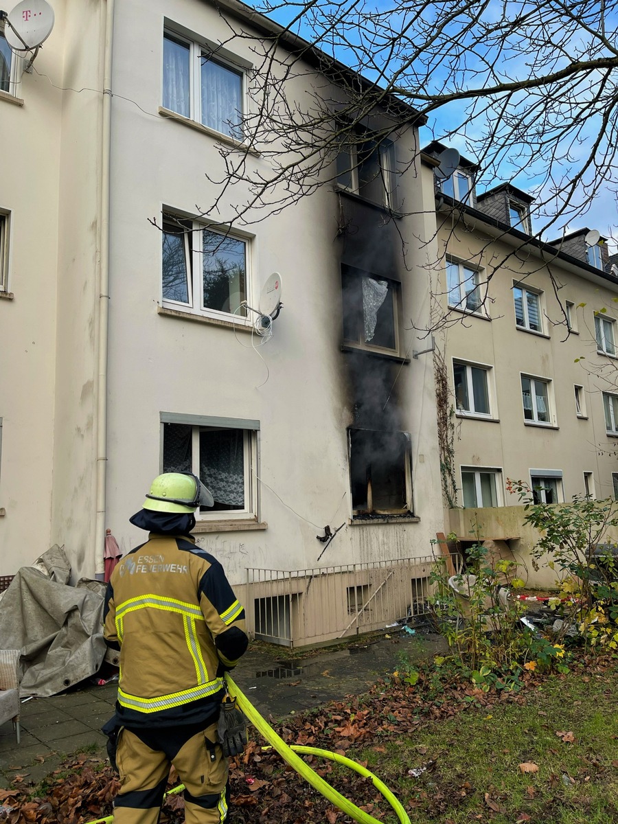 FW-E: Wohnungsbrand in einem Mehrfamilienhaus - drei Personen mit Fluchthauben und über Drehleiter gerettet - ein Feuerwehrmann durch Hundebiss leicht verletzt