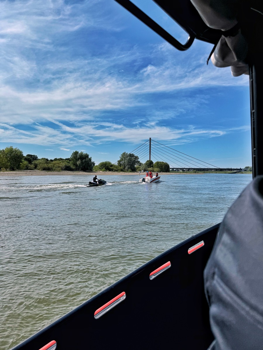 FW-NE: Manövrierunfähiger Jetski auf dem Rhein | Sicher in den Hafen geschleppt