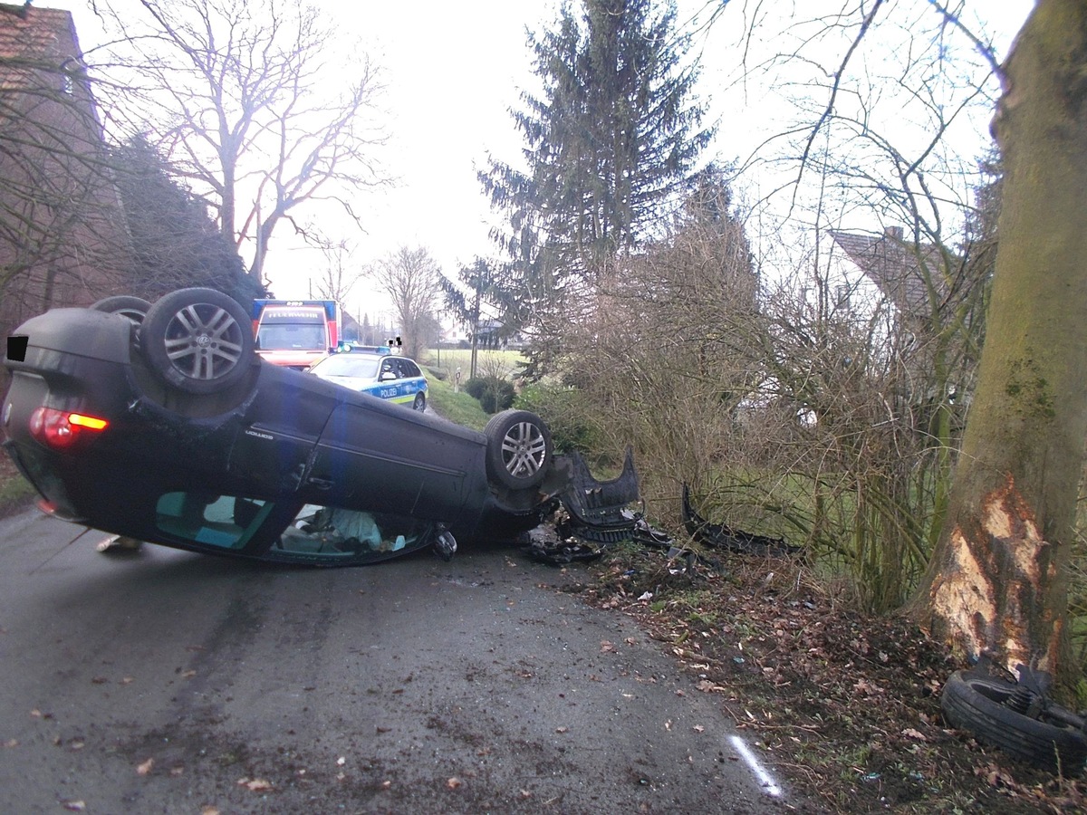 POL-MI: Autofahrer kollidiert frontal mit Baum