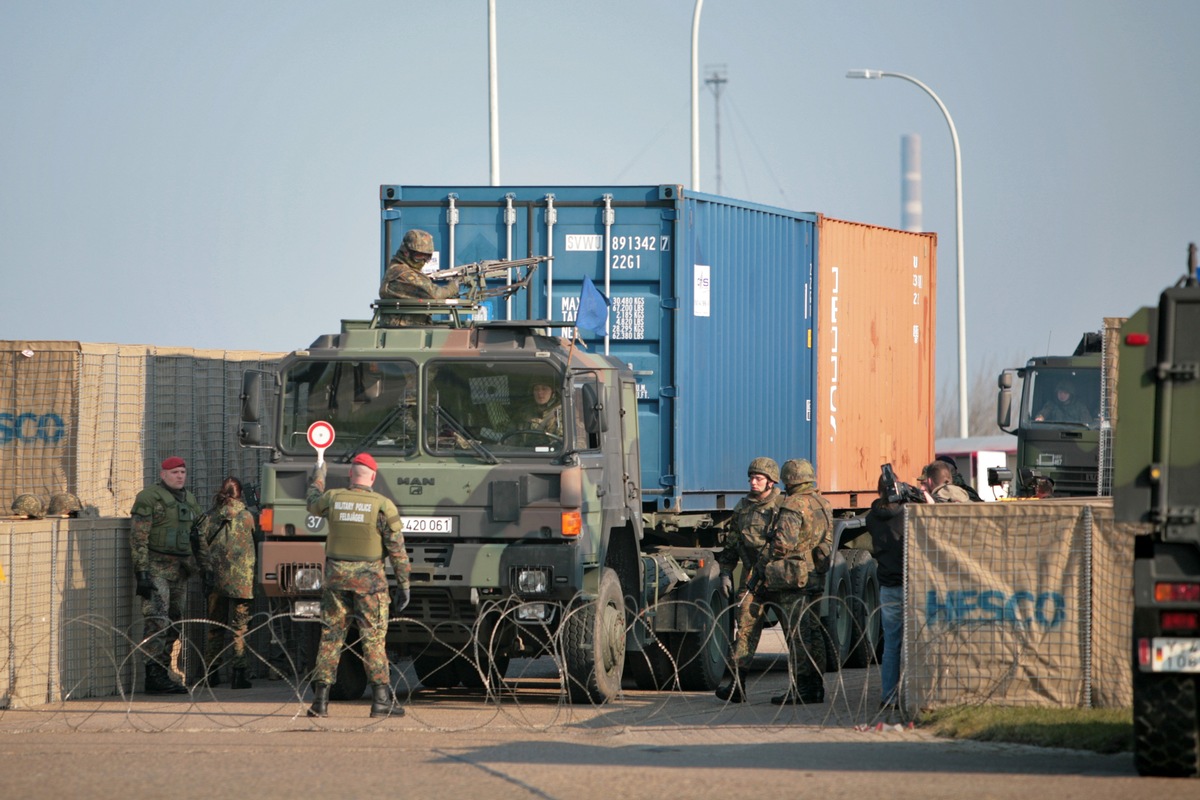 Deutsche Marine - Pressemeldung: Marinesoldaten in Tarnbekleidung: Wie der Rheinländer Carsten Ridderbecks Schiffe schützt