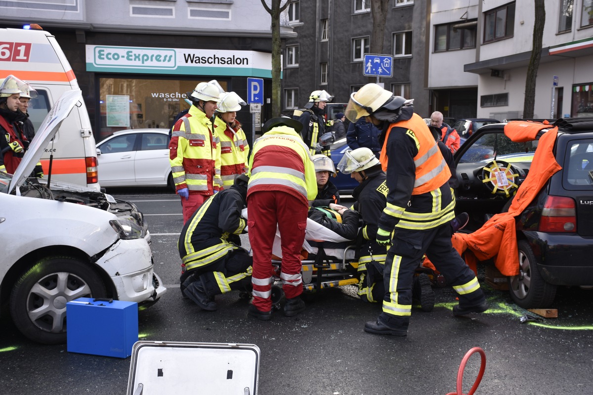 FW-DO: Do-Mitte: Verkehrsunfall auf der Hohen Straße mit drei verletzten Personen