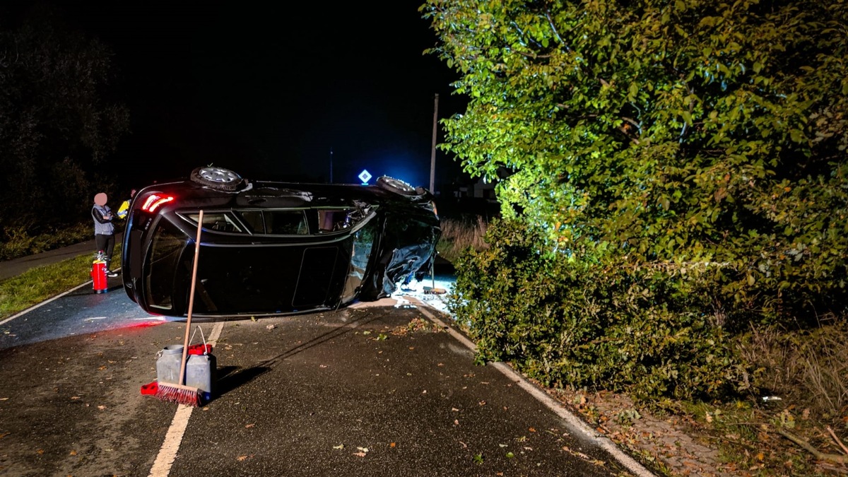 FW Xanten: Verkehrsunfall - PKW bleibt auf der Seite liegen