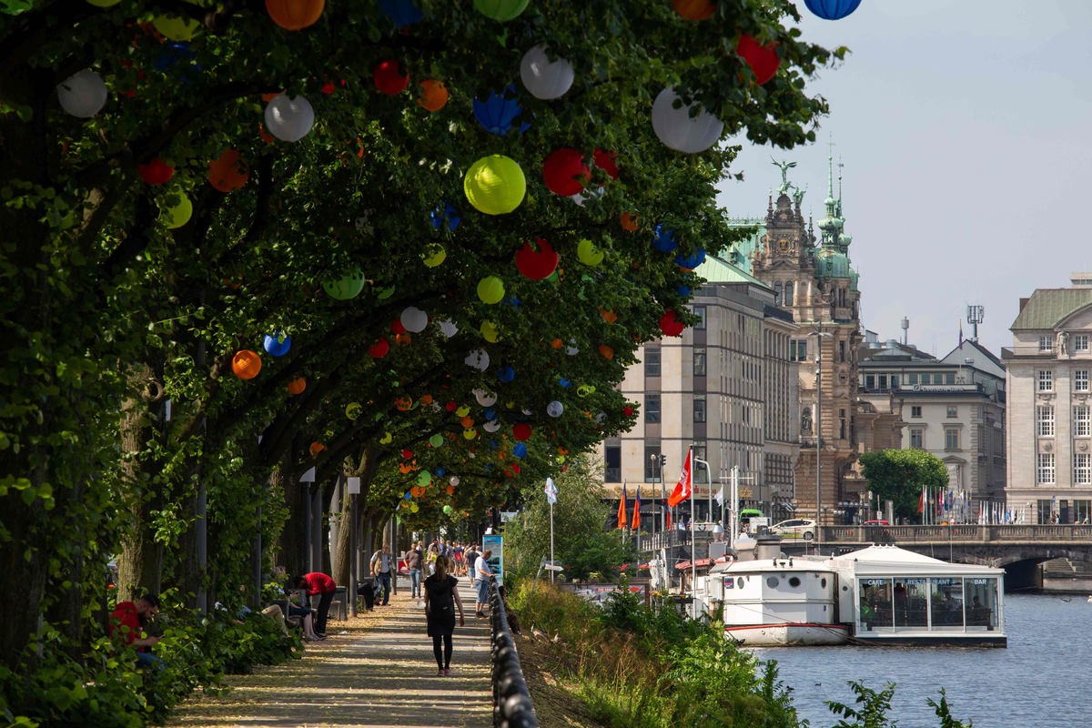 Hamburgs Sommergärten machen die Hamburger Innenstadt zur bunten Oase / Vom 13. Juli bis zum 8. August verwandeln sich die beliebtesten Einkaufsstraßen der Stadt in eine attraktive Gartenlandschaft