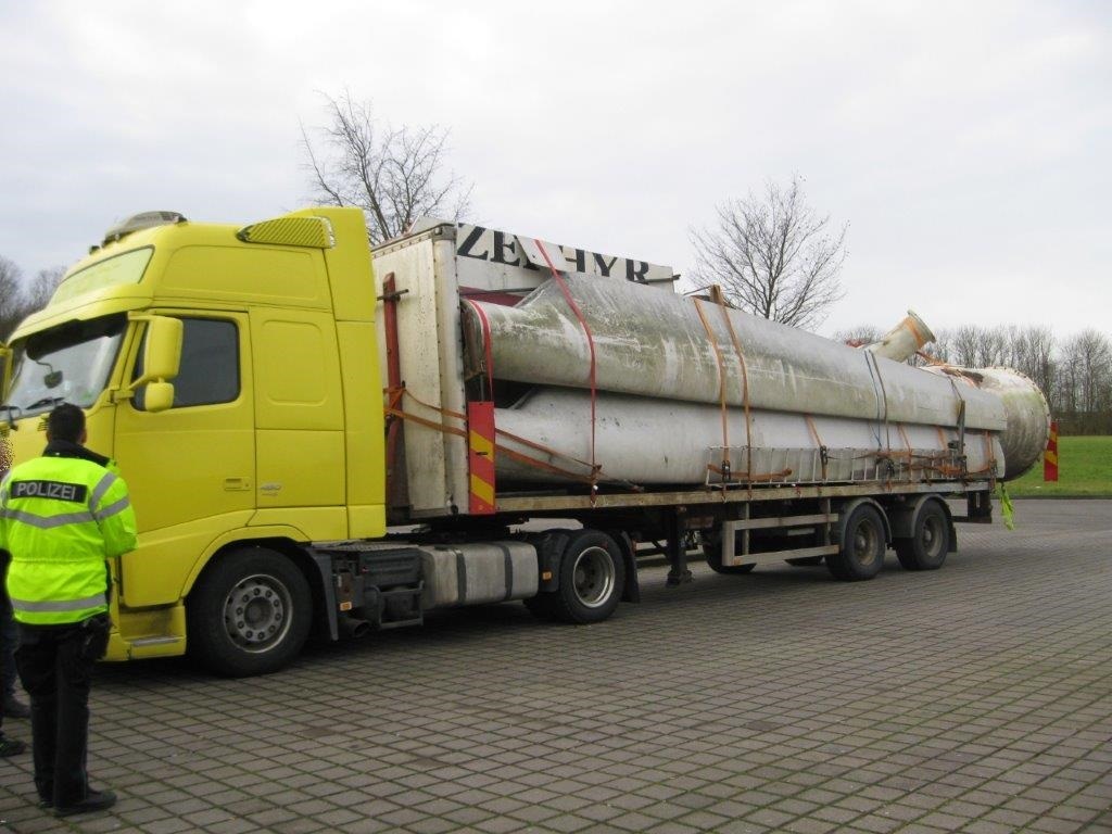 POL-HL: BAB 1 - Lübeck-Zentrum / Polizei stoppt Transport einer gebrauchten Windkraftanlage