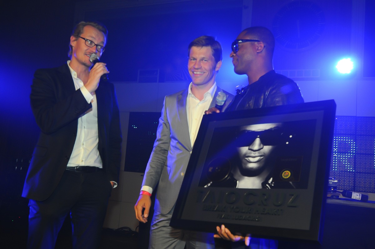 Taio Cruz: Universal Music überreicht TAIO CRUZ die Gold-Auszeichnung (mit Bild)